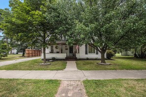 Exterior - 5 BR, 2 BA home in Downtown Ludington, Sleeps 14. (Ludington)