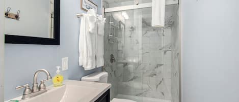 Chuveiro, secador de cabelo, toalhas de banho