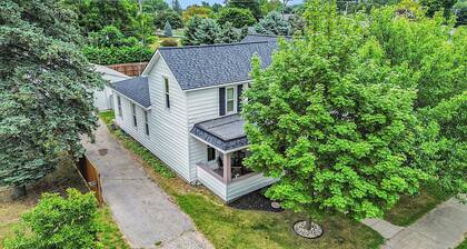 5 BR, 2 BA home in Downtown Ludington, Sleeps 14.