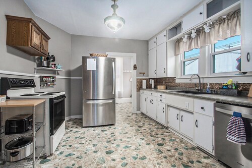 5 BR, 2 BA home in Downtown Ludington, Sleeps 14.