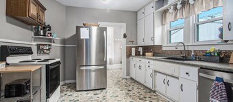 5 BR, 2 BA home in Downtown Ludington, Sleeps 14.