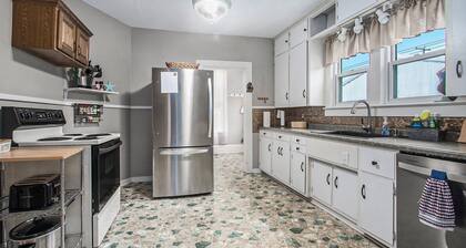 5 BR, 2 BA home in Downtown Ludington, Sleeps 14.