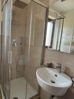 Dusche, Haartrockner, Bidet, Handtücher