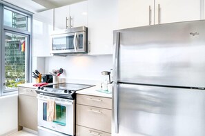 Réfrigérateur, four à micro-ondes, un four, surface de cuisson