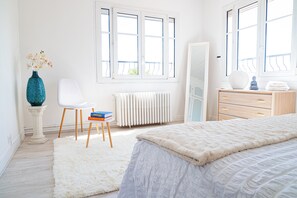 4 bedrooms, iron/ironing board, WiFi, bed sheets
