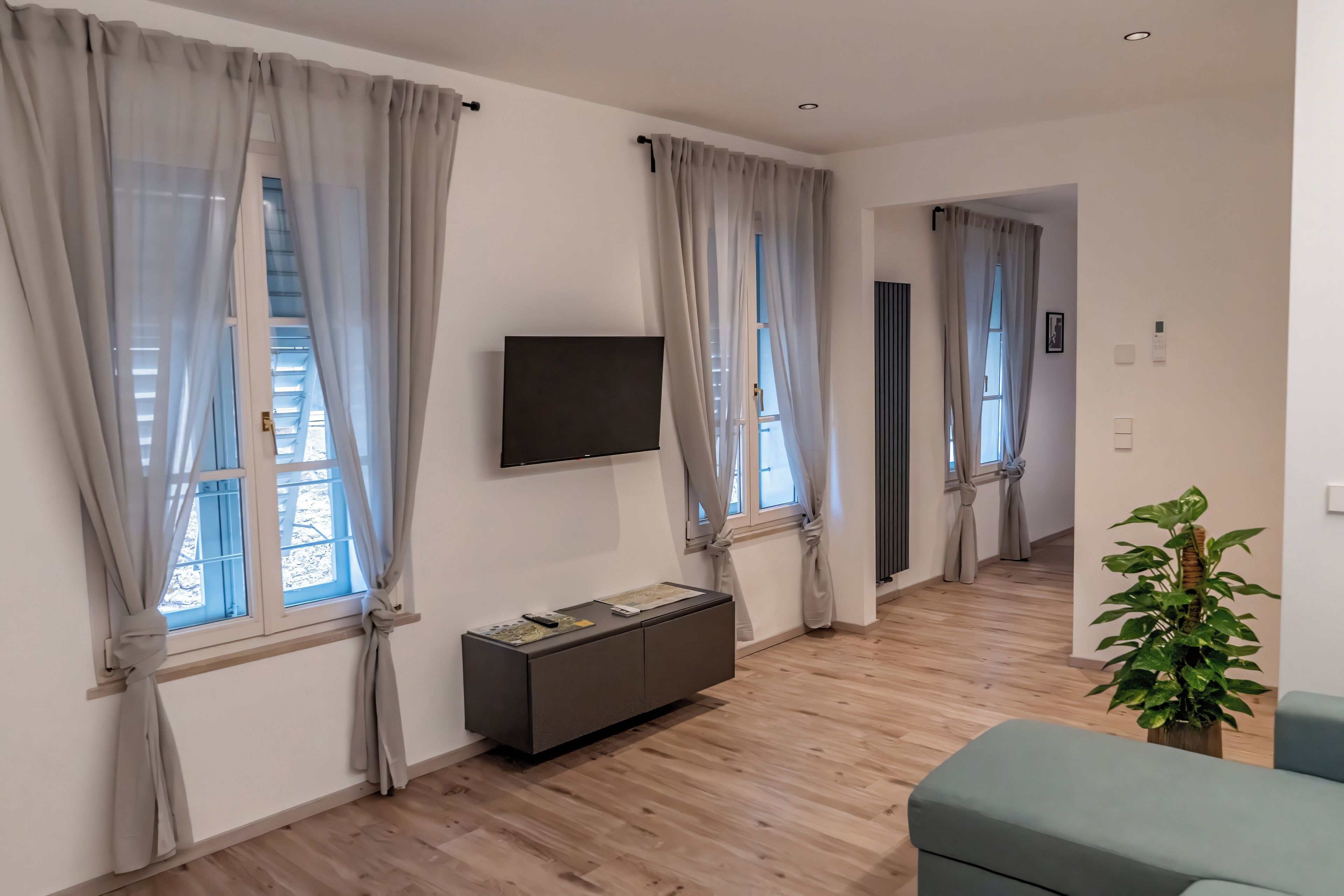 Una Smart TV, una chimenea