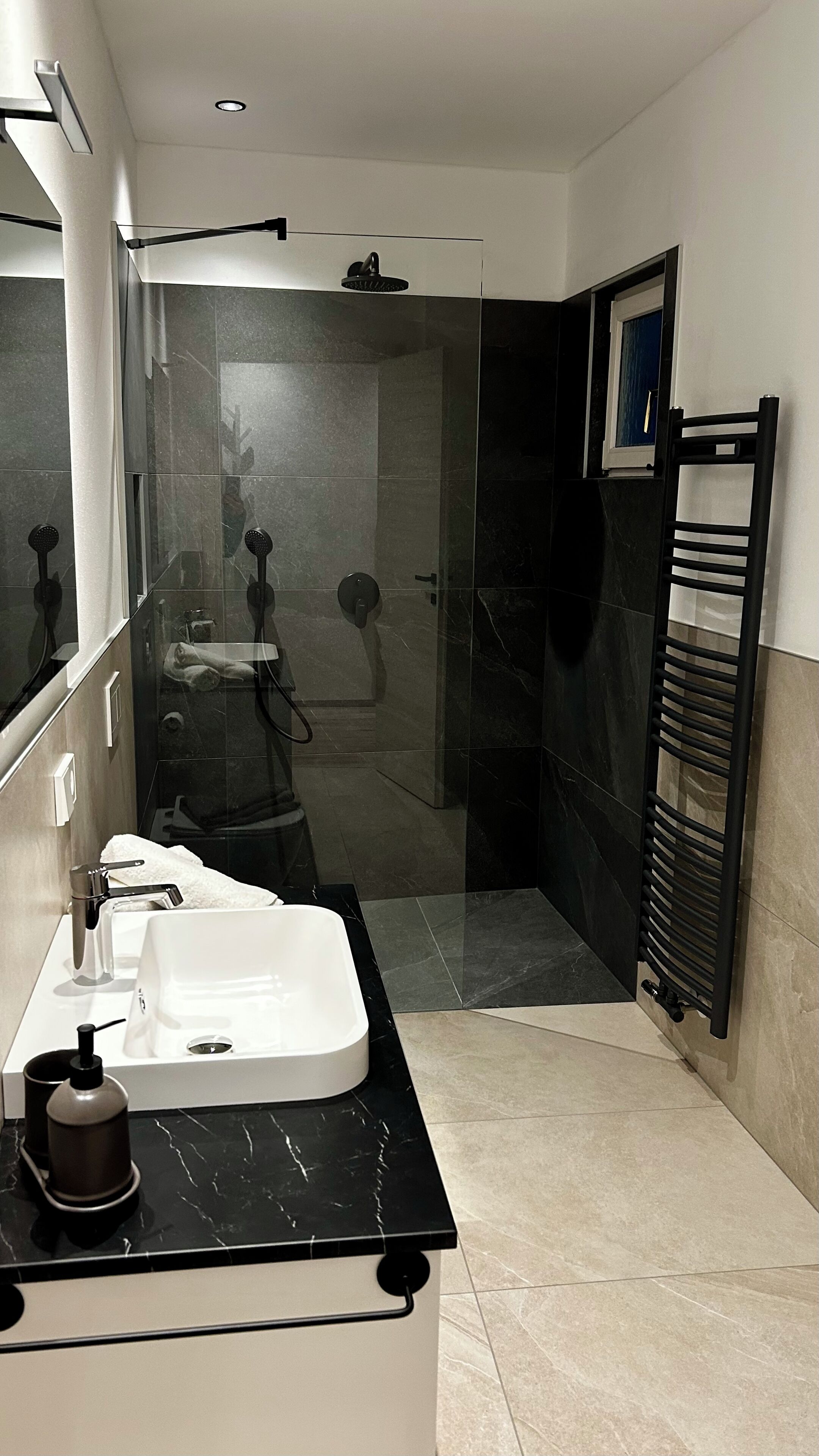 Dusche, Haartrockner, Handtücher, Seife