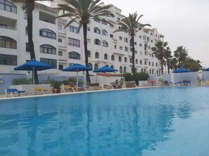 Outdoor pool - NEW: Ocean Village Marina apartment with private pool   (Gibraltar)