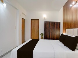 1 habitación, espacio para trabajar con laptop y ropa de cama 