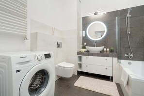 Douche, sèche-cheveux, serviettes fournies, shampoing