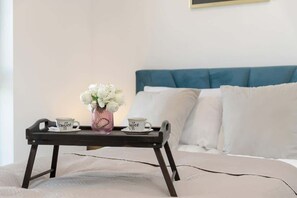 Unclassified image, 2 of 21, button