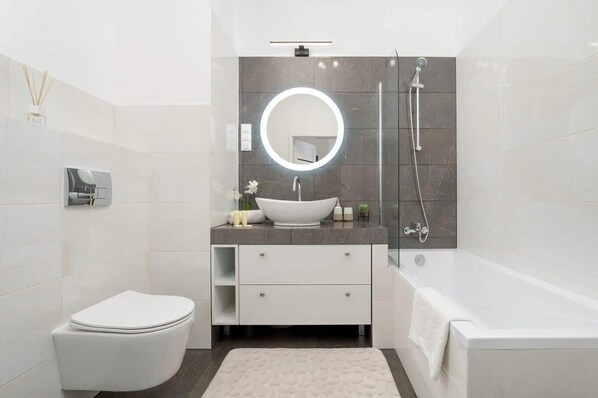 Unclassified image, 1 of 21, button