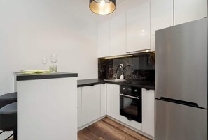 Fridge, oven, stovetop, dishwasher