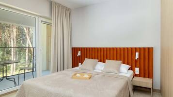 Planxa i posts de planxar, un bressol de viatge i roba de llit