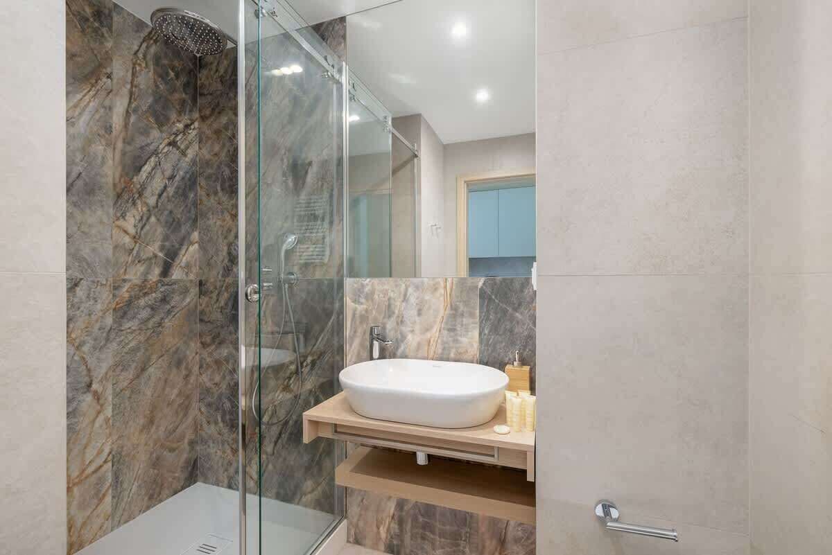 Dusche, Haartrockner, Handtücher, Shampoo