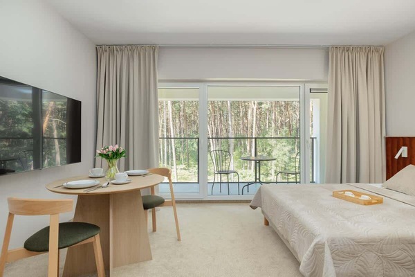Spacious bedroom with twin beds and garden view – Ideal for couples or friends.