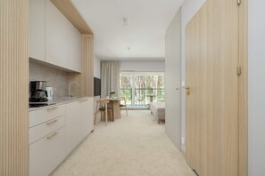 Fer et planche à repasser, lit parapluie, draps fournis