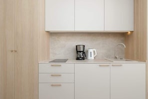 Refrigerador, parrilla de estufa, lavavajillas y cafetera y tetera