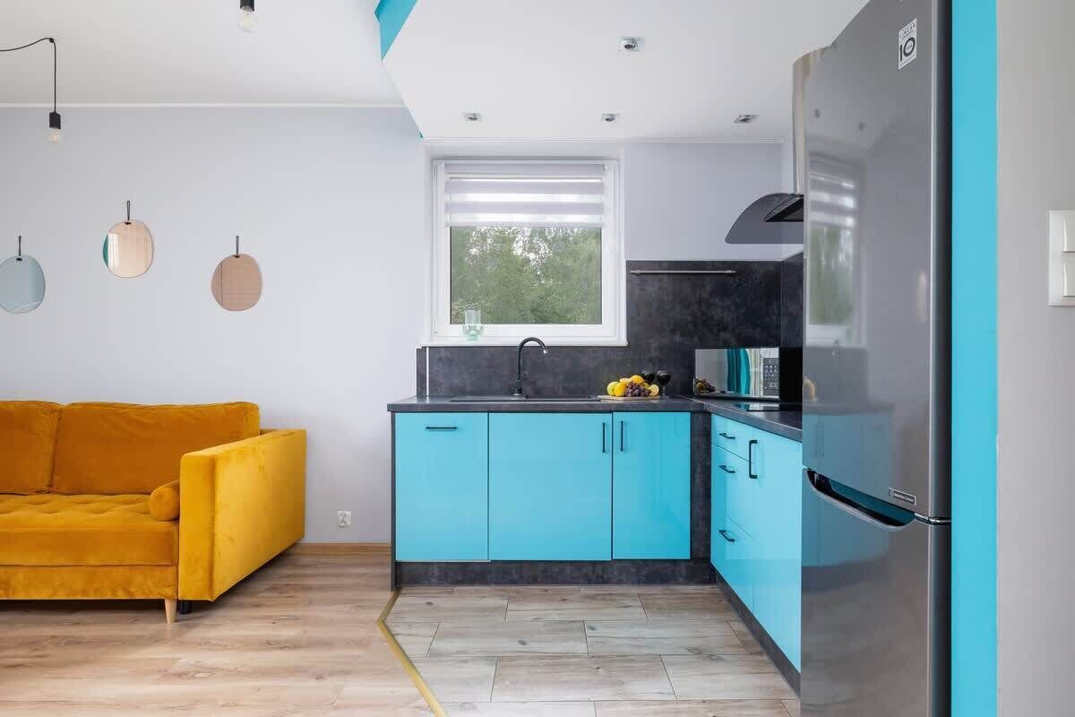 Kühlschrank, Mikrowelle, Herdplatte, Geschirrspüler