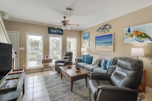 Living area - Gulfviews, short walk to Beaches w Pool sleeps 4 (Long Beach)