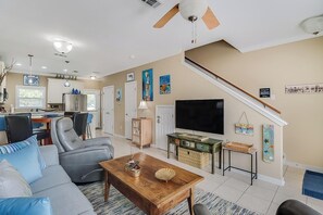 Living area - Gulfviews, short walk to Beaches w Pool sleeps 4 (Long Beach)