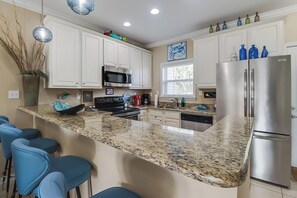 Private kitchen - Gulfviews, short walk to Beaches w Pool sleeps 4 (Long Beach)