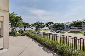 Property grounds - Gulfviews, short walk to Beaches w Pool sleeps 4 (Long Beach)