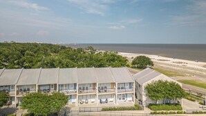Un hotel frente al mar con edificios de varios pisos y vistas al océano.