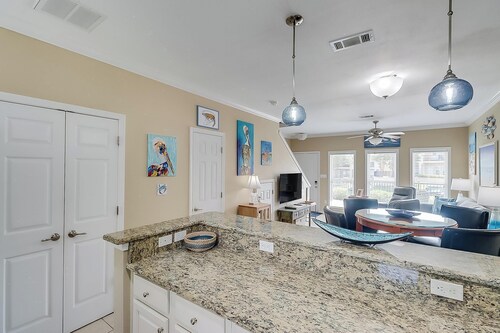 Gulfviews, short walk to Beaches w Pool sleeps 4