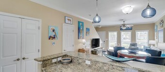 Gulfviews, short walk to Beaches w Pool sleeps 4