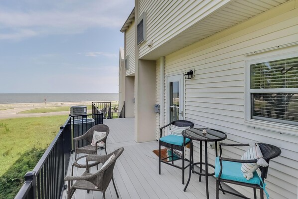 Terrace/patio - Gulfviews, short walk to Beaches w Pool sleeps 4 (Long Beach)