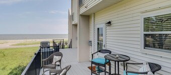Gulfviews, short walk to Beaches w Pool sleeps 4