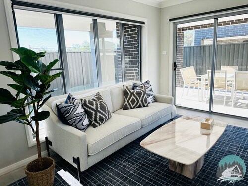 Aircabin - Denham Court - Modern - 4 Beds House