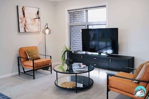 TV - Aircabin - Denham Court - Modern - 4 Beds House (Denham Court)