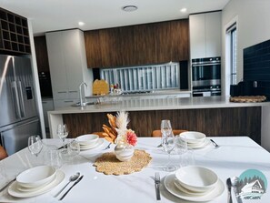 Fridge, microwave, stovetop, dishwasher - Aircabin - Denham Court - Modern - 4 Beds House (Denham Court)