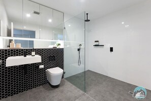 Douche, sèche-cheveux, serviettes fournies, shampoing