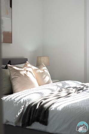 1 bedroom, iron/ironing board, WiFi, bed sheets - Aircabin - Epping - Modern Comfy - 1 Bed Apt (Epping)