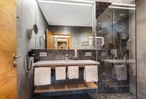 Caja de seguridad en la habitación y escritorio 
