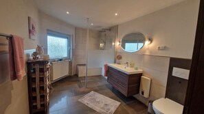 Towels, soap, toilet paper - Holiday Home - Nebelseifen - Pets welcome - (Reichshof)