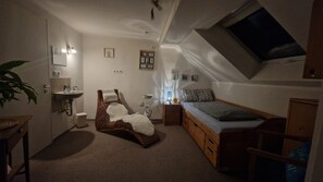 4 habitaciones, escritorio y tabla de planchar con plancha