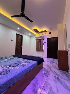 Deluxe Room | Desk, free WiFi