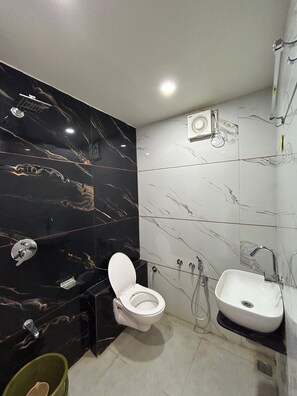 Phòng Deluxe | Phòng tắm | Buồng tắm vòi sen, khăn tắm