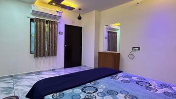 Deluxe Room | Desk, free WiFi