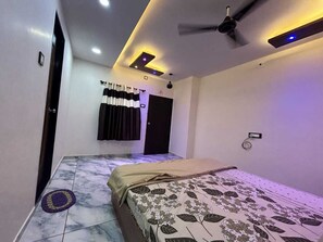Deluxe kamer | Badkamer | Een douche, handdoeken