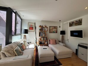 TV, DVD player - Tasteful 1BD Townhouse in the Heart of Hackney (Greater London)