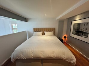 1 bedroom, desk, iron/ironing board, WiFi - Radiant 1BD Maisonette Retreat, Whitechapel (Greater London)