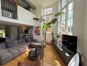 Téléviseur, bureau