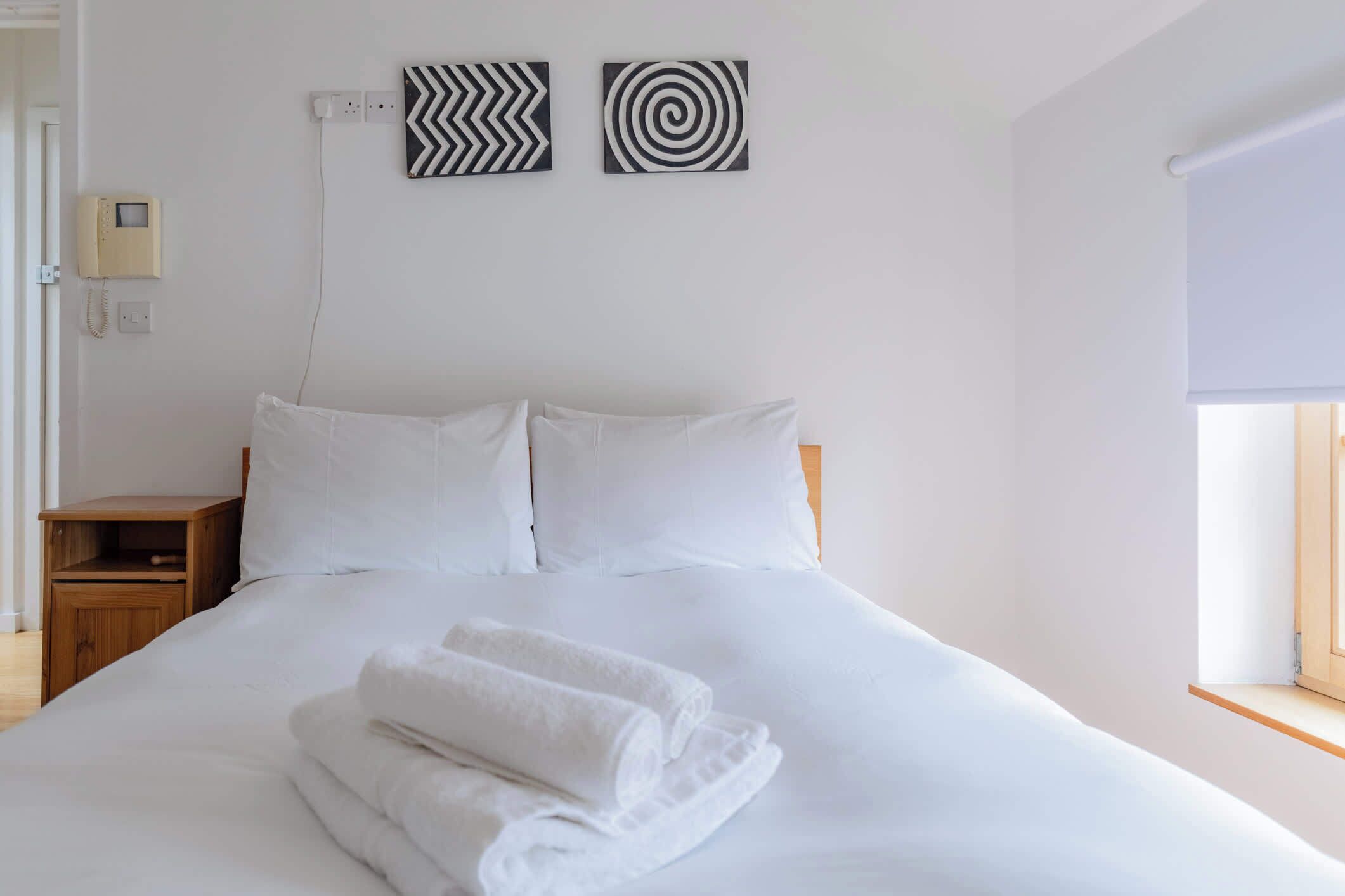 1 slaapkamer, een strijkplank/strijkijzer, wifi, beddengoed