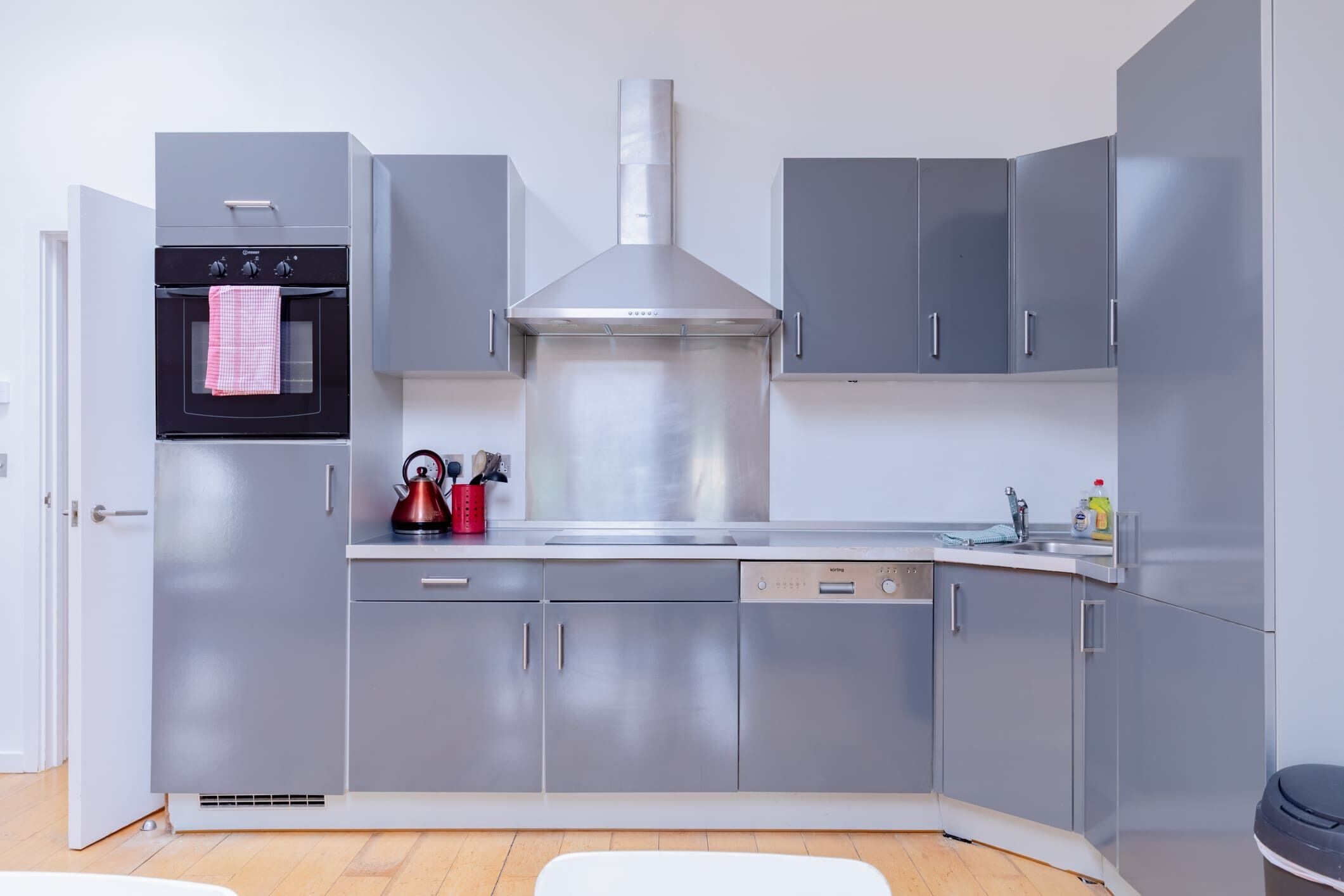 Fridge, oven, stovetop, dishwasher