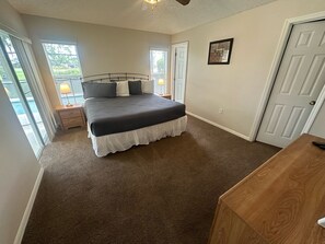 4 bedrooms, iron/ironing board, WiFi, bed sheets - Beautiful 4-Bedroom Pool Villa in Southern Dunes with a Golf Course View (Haines City)